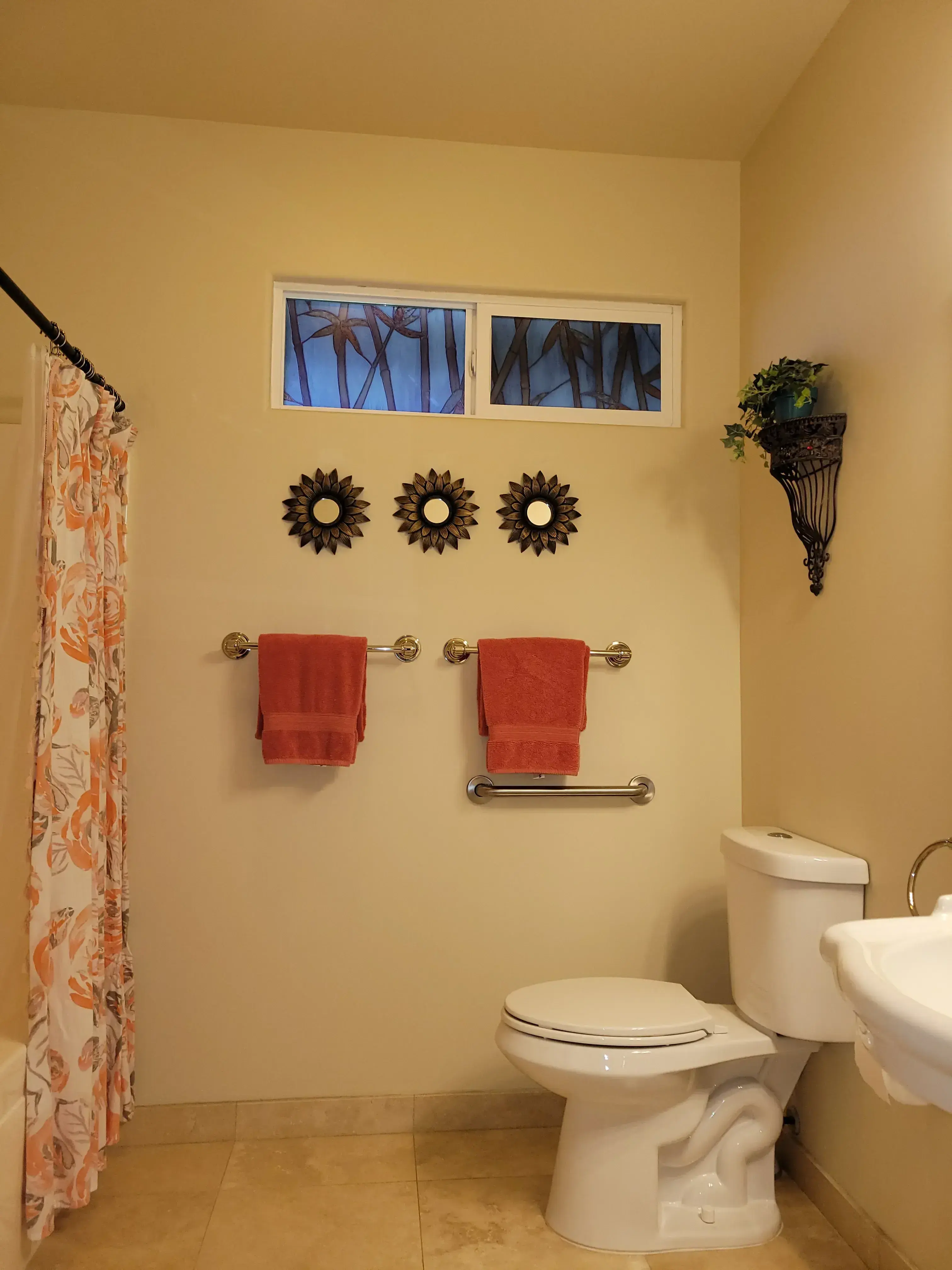 Hilo Bay Room bathroom