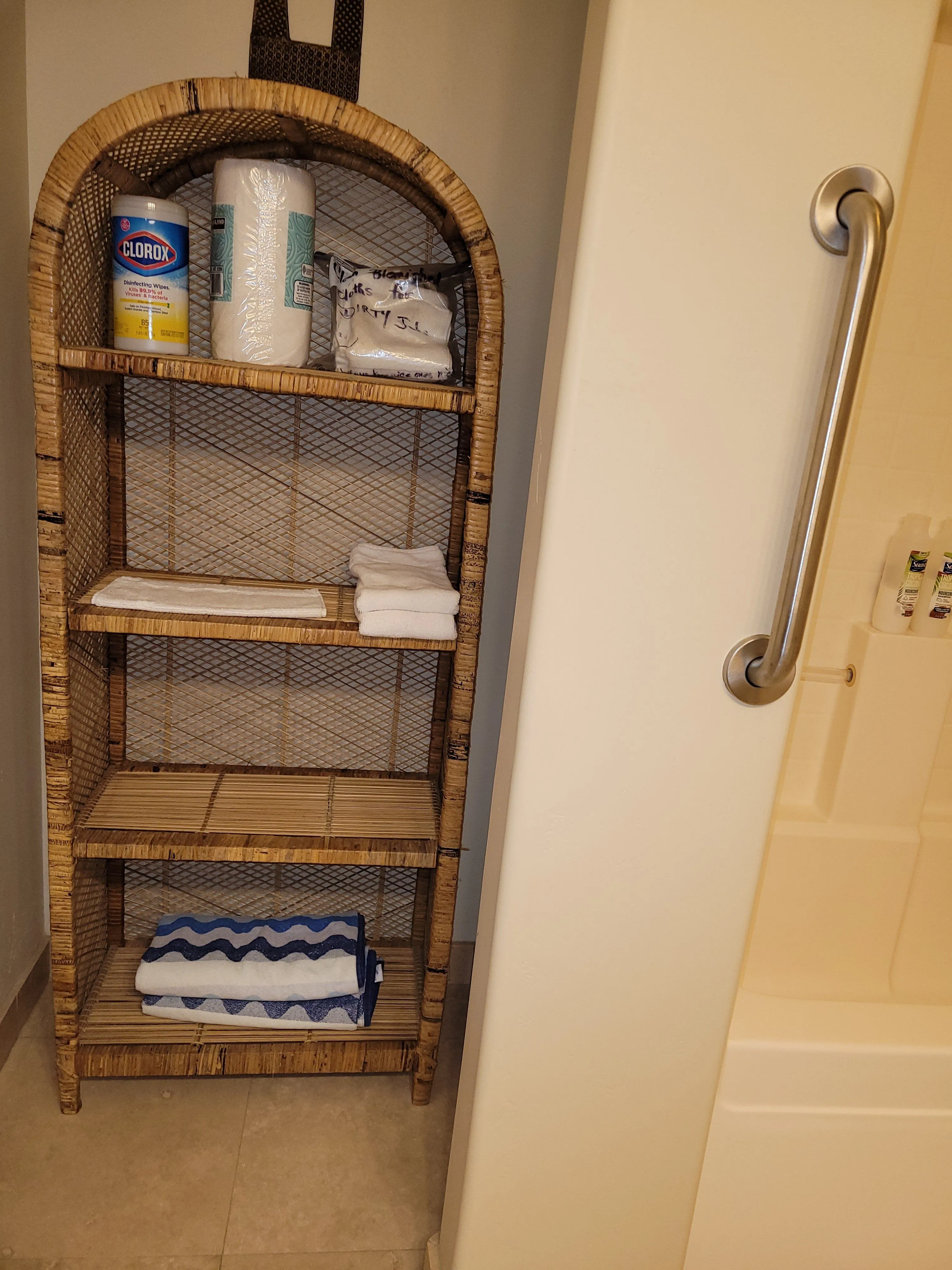 Hilo Bay Room shower