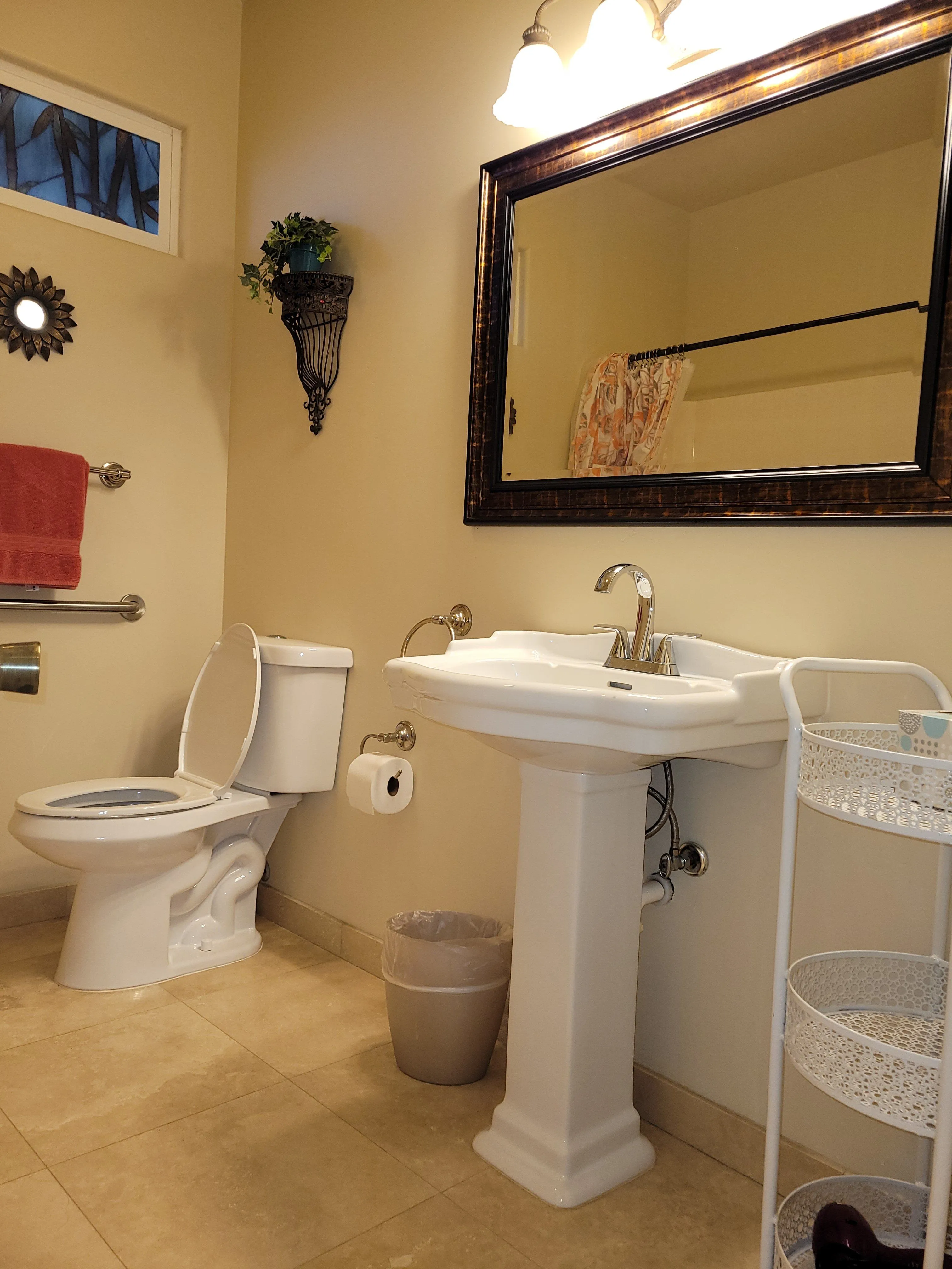 Hilo Bay Room bathroom detail